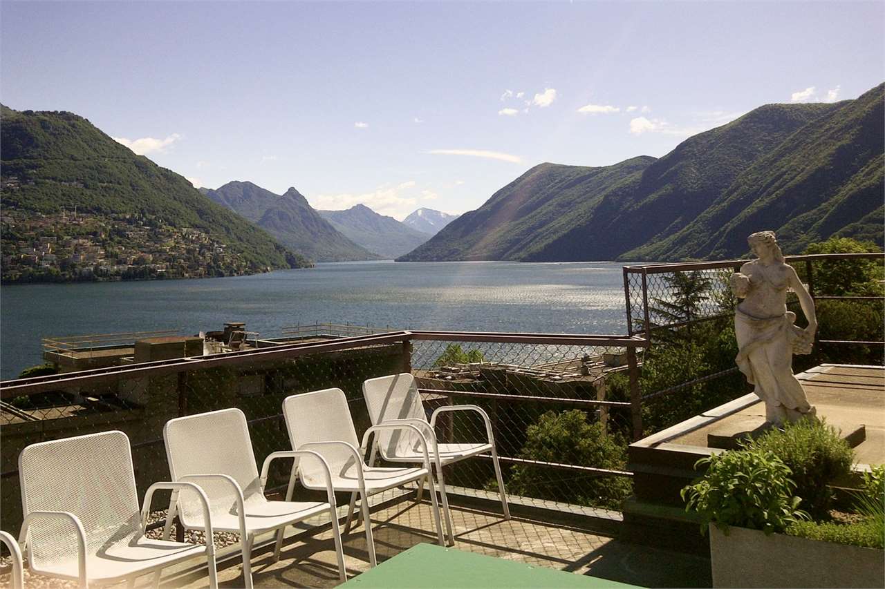 Seeterrasse mit Berg- und Seeblick