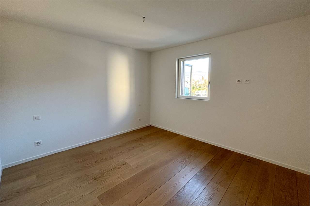 Leerer heller Raum mit Holzparkett