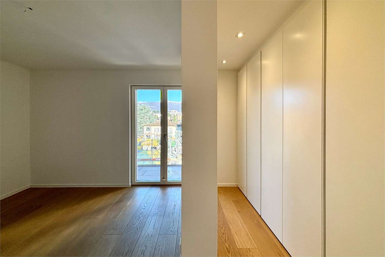 Heller Wohnraum mit Balkonzugang und Einbauschrank