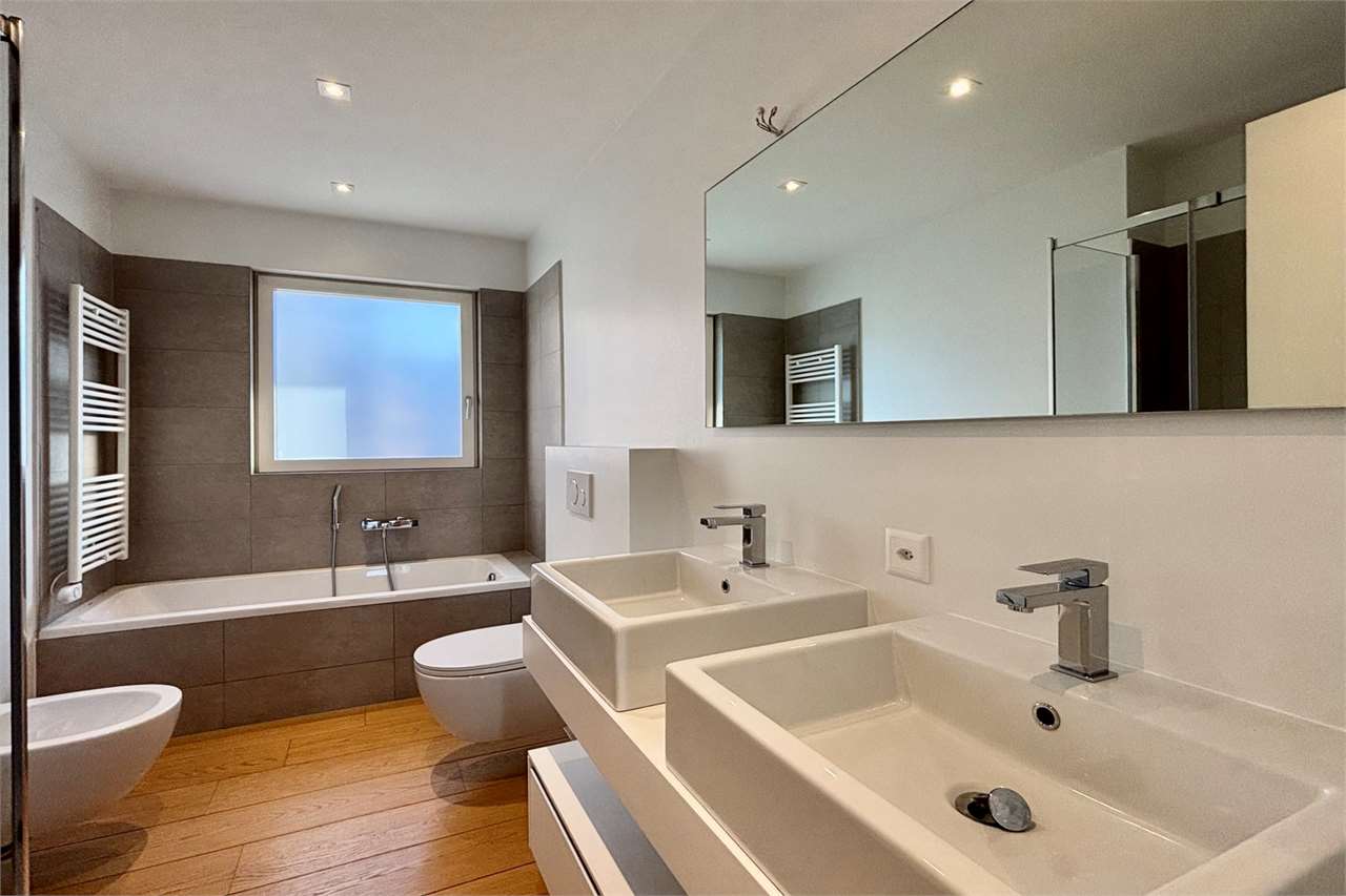 Modernes Badezimmer mit Badewanne und Doppelwaschtisch