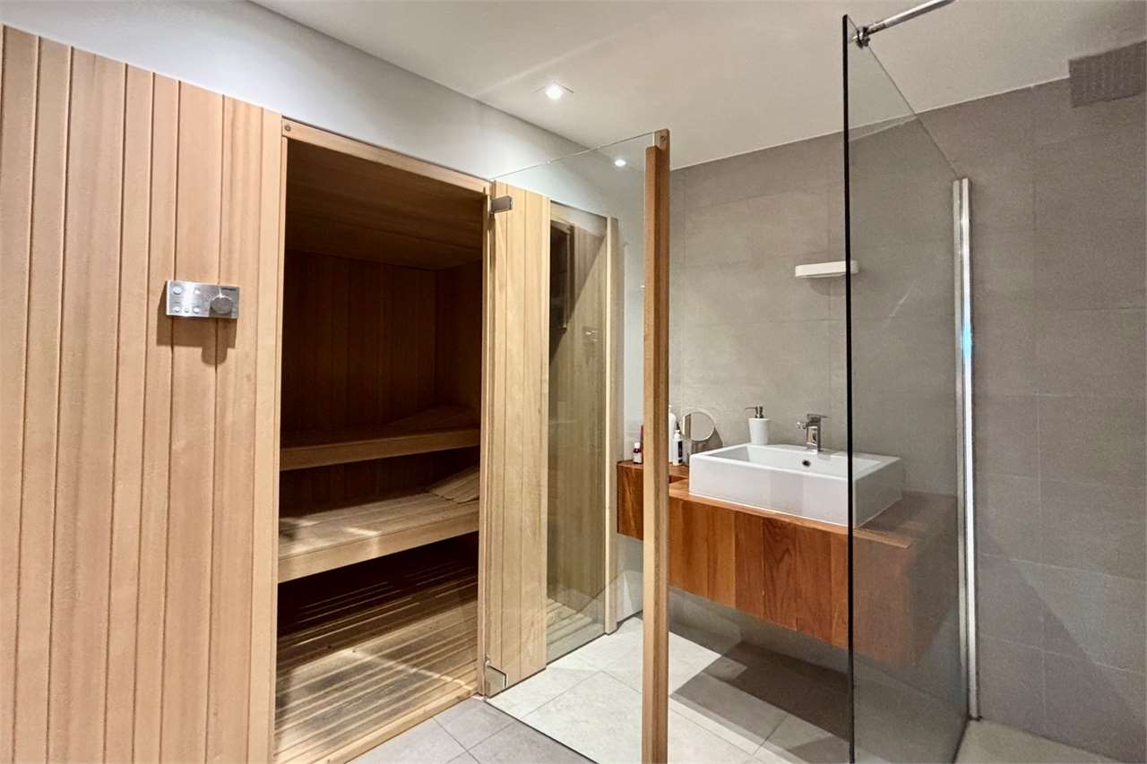 Moderne Sauna mit angrenzendem Bad