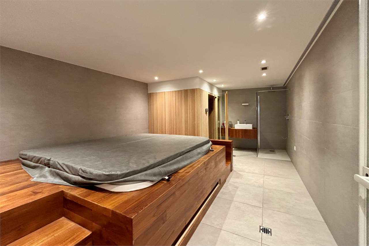 Modernes Schlafzimmer mit Bad en suite