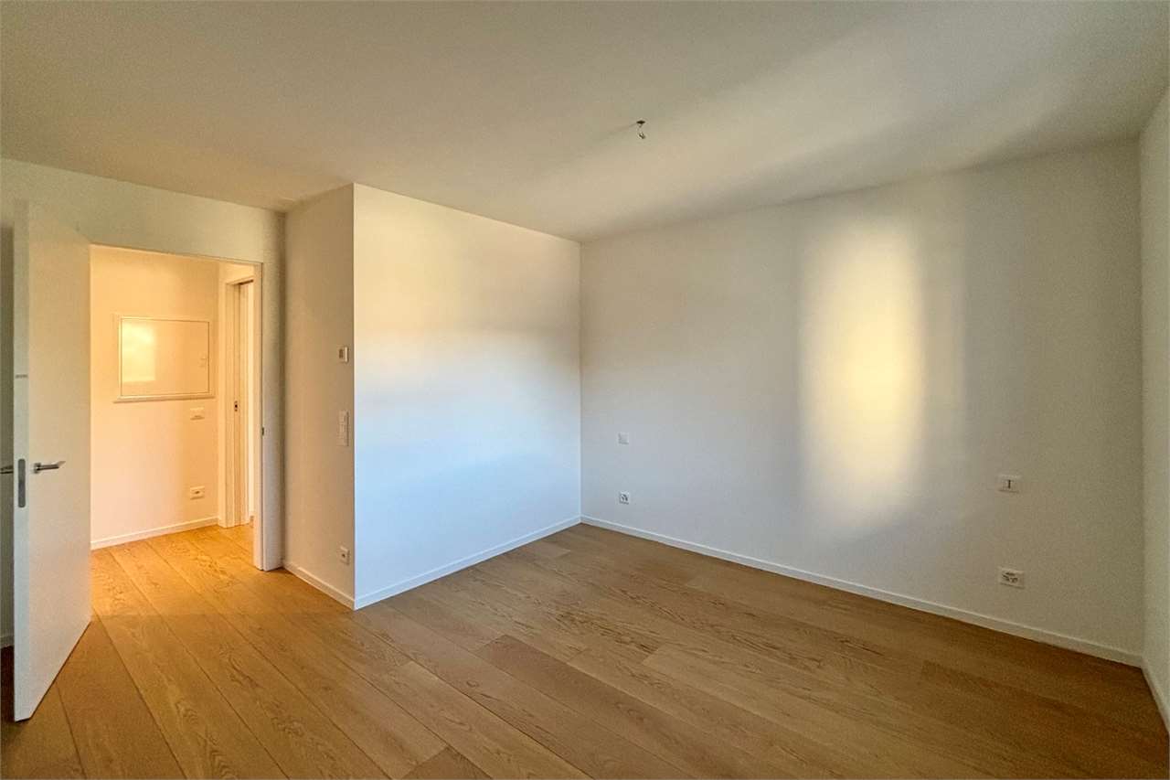 Leerer, renovierter Raum mit Holzboden