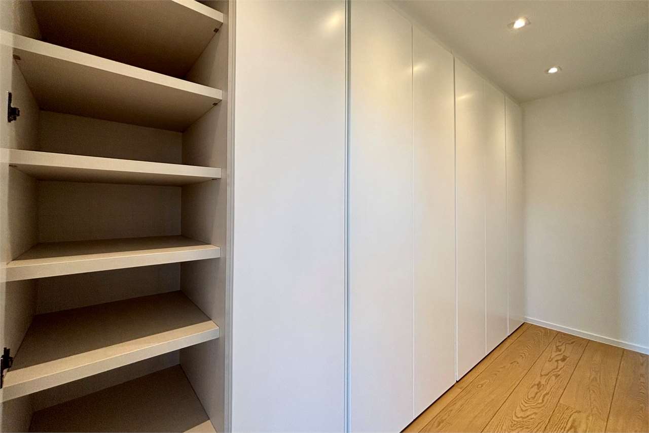Ankleide mit Einbauschrank und offener Regalsektion