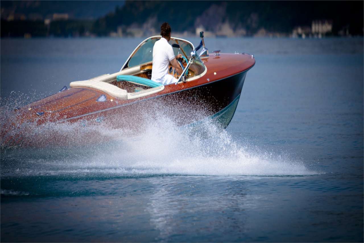 Motorboot auf dem Wasser