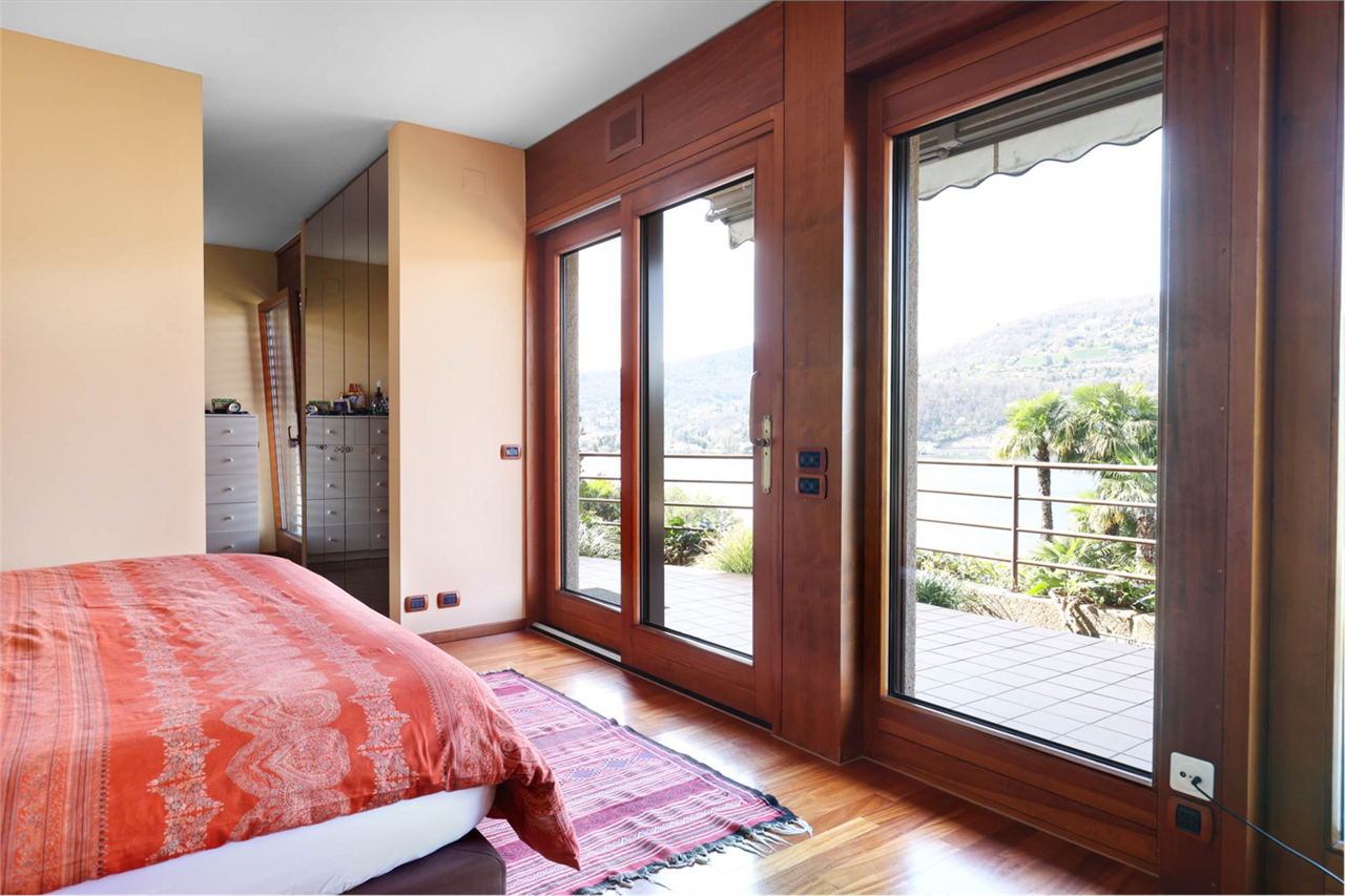 Schlafzimmer mit Balkonblick