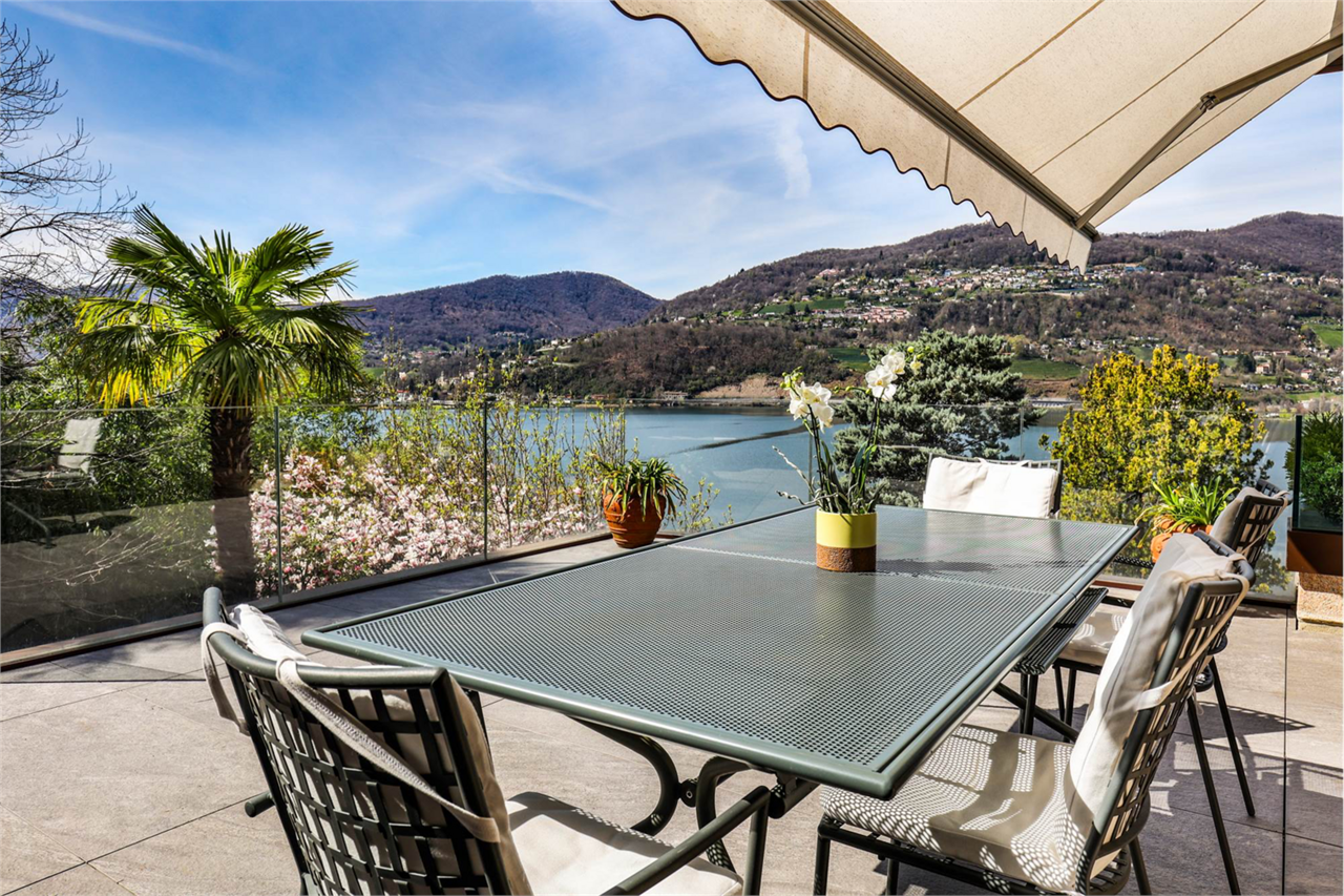 Terrasse mit Seeblick und Lounge-Essbereich