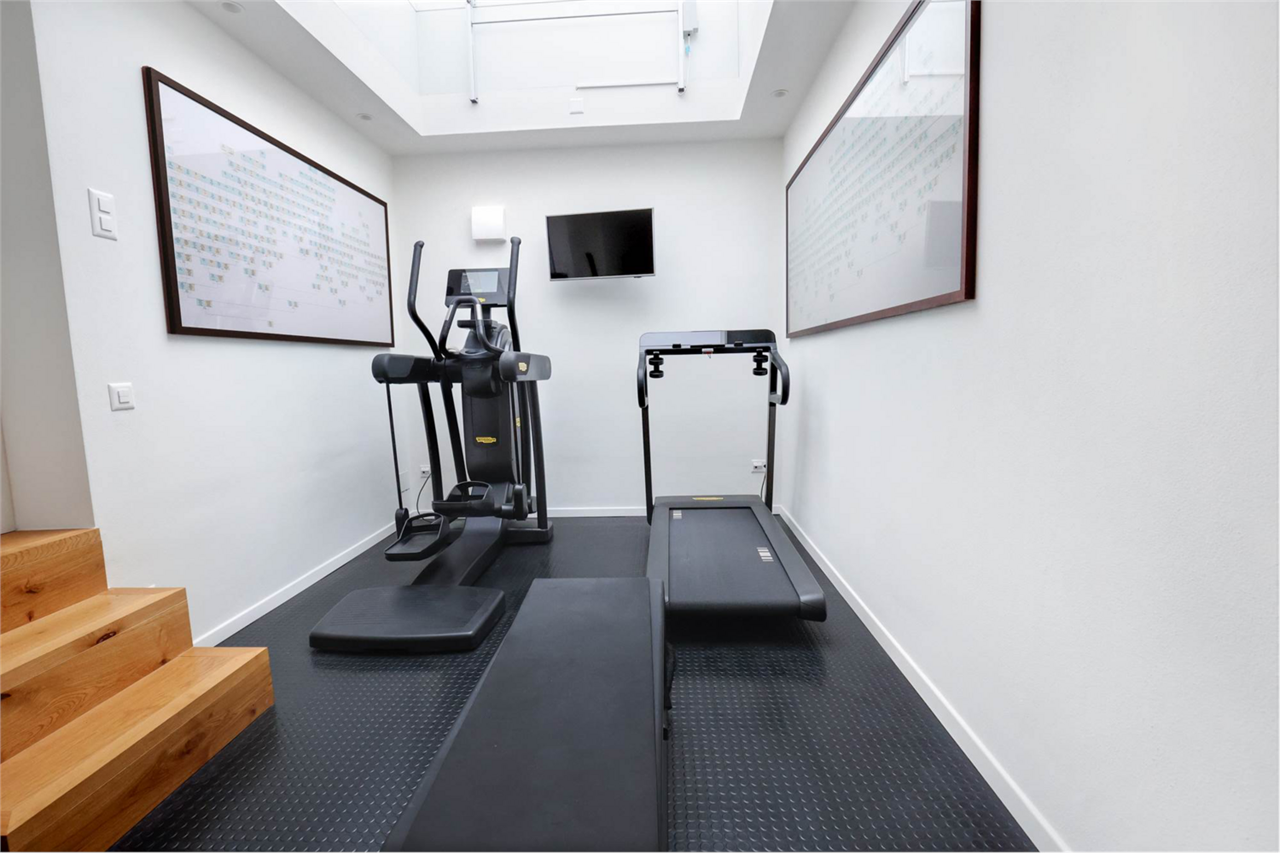 Fitnessraum mit Laufband und Crosstrainer