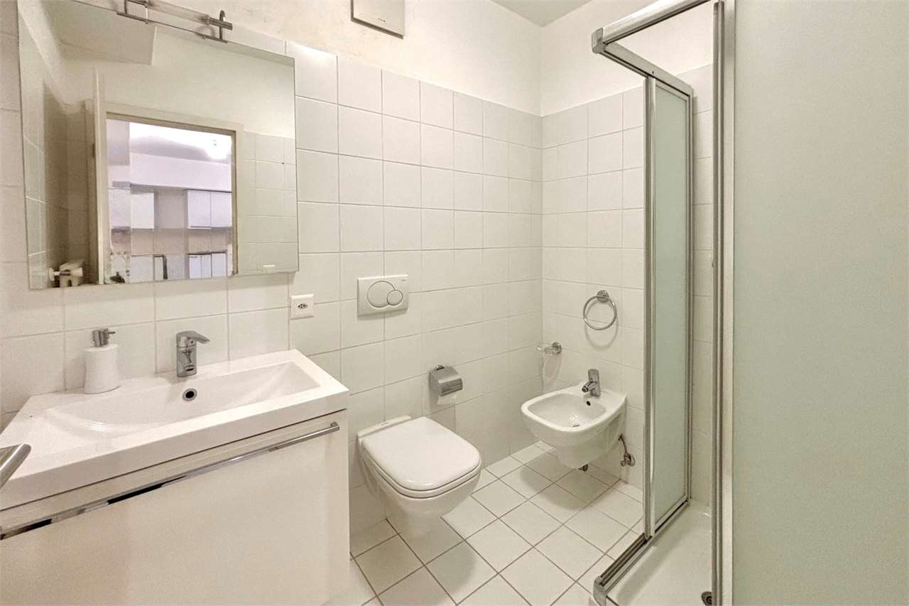 Kleines, helles Badezimmer mit WC und Bidet