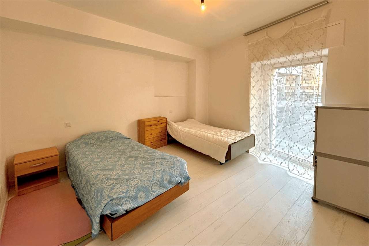 Helles Schlafzimmer mit zwei Einzelbetten
