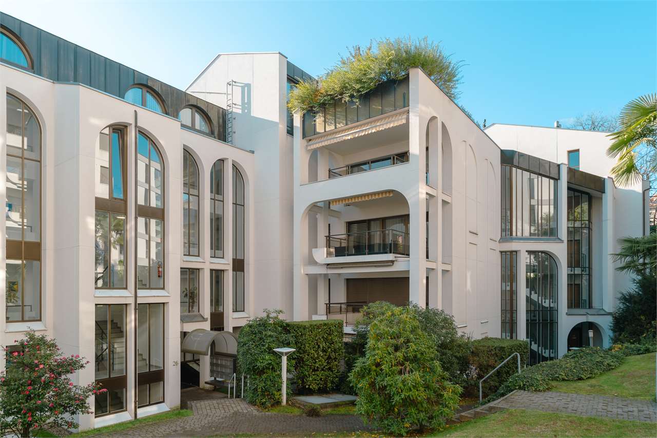 Modernes Wohngebäude mit großen Rundbogenfenstern