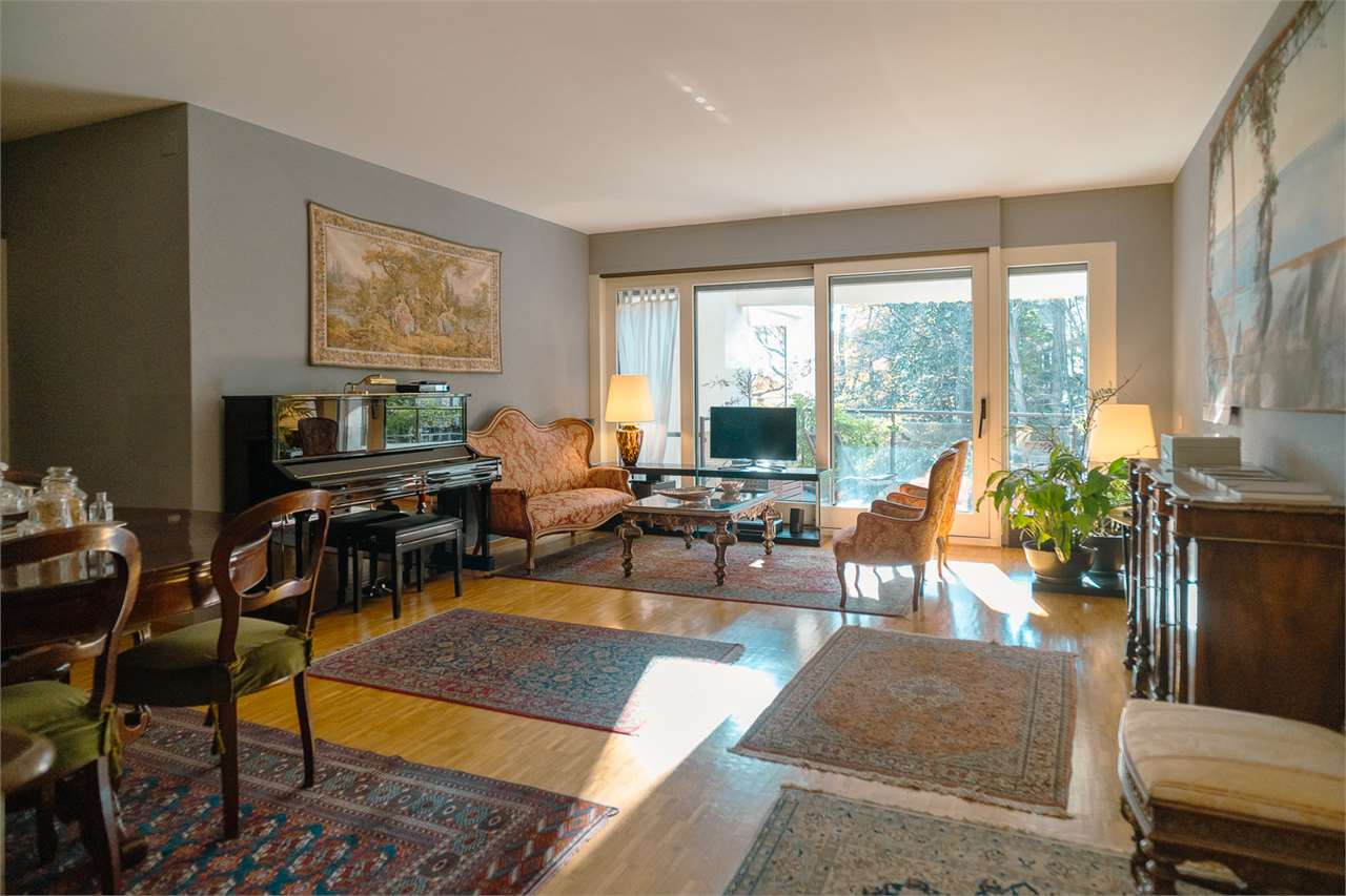Wohnzimmer mit Musikbereich und Balkonblick