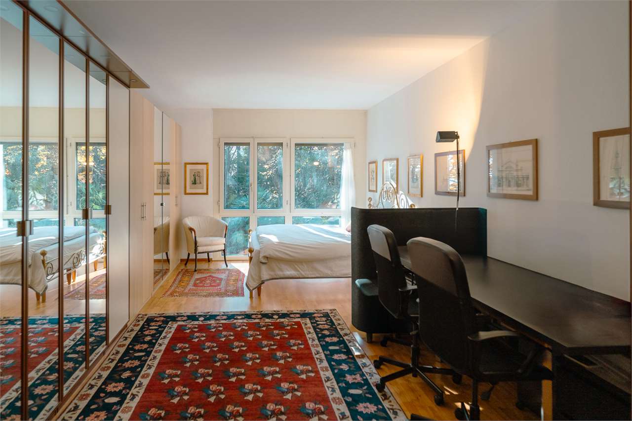 Helles Schlafzimmer mit Arbeitsbereich