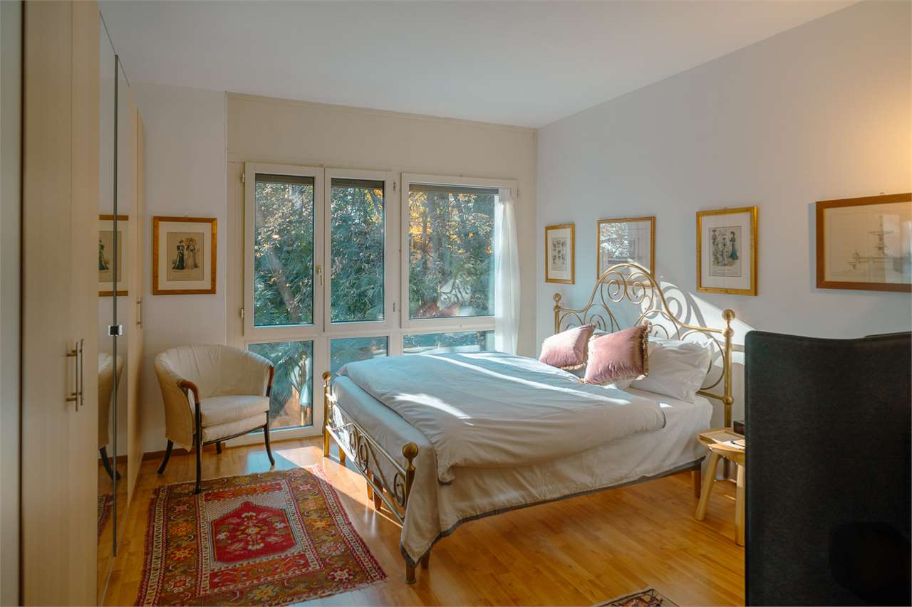 Helles Schlafzimmer mit Gartenblick