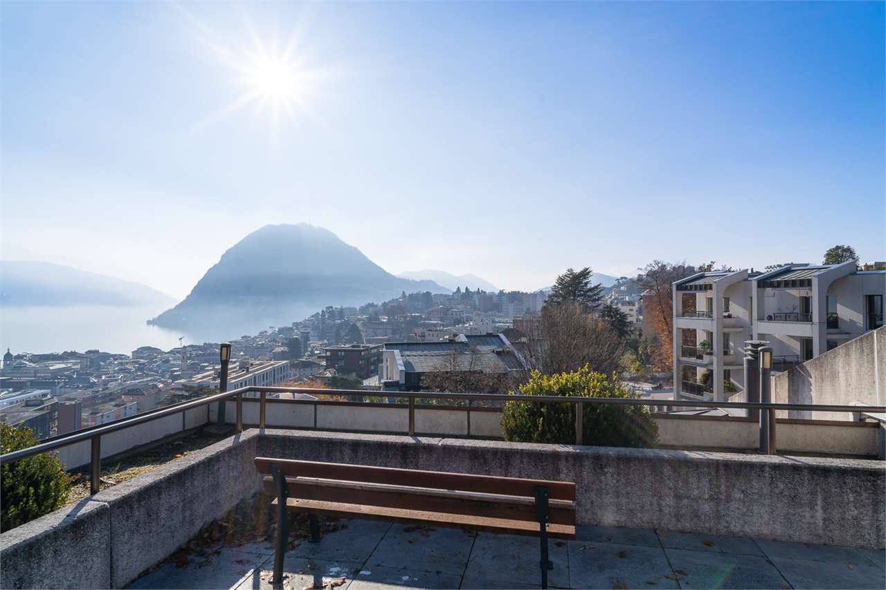 Terrasse mit Seeblick und Bergpanorama