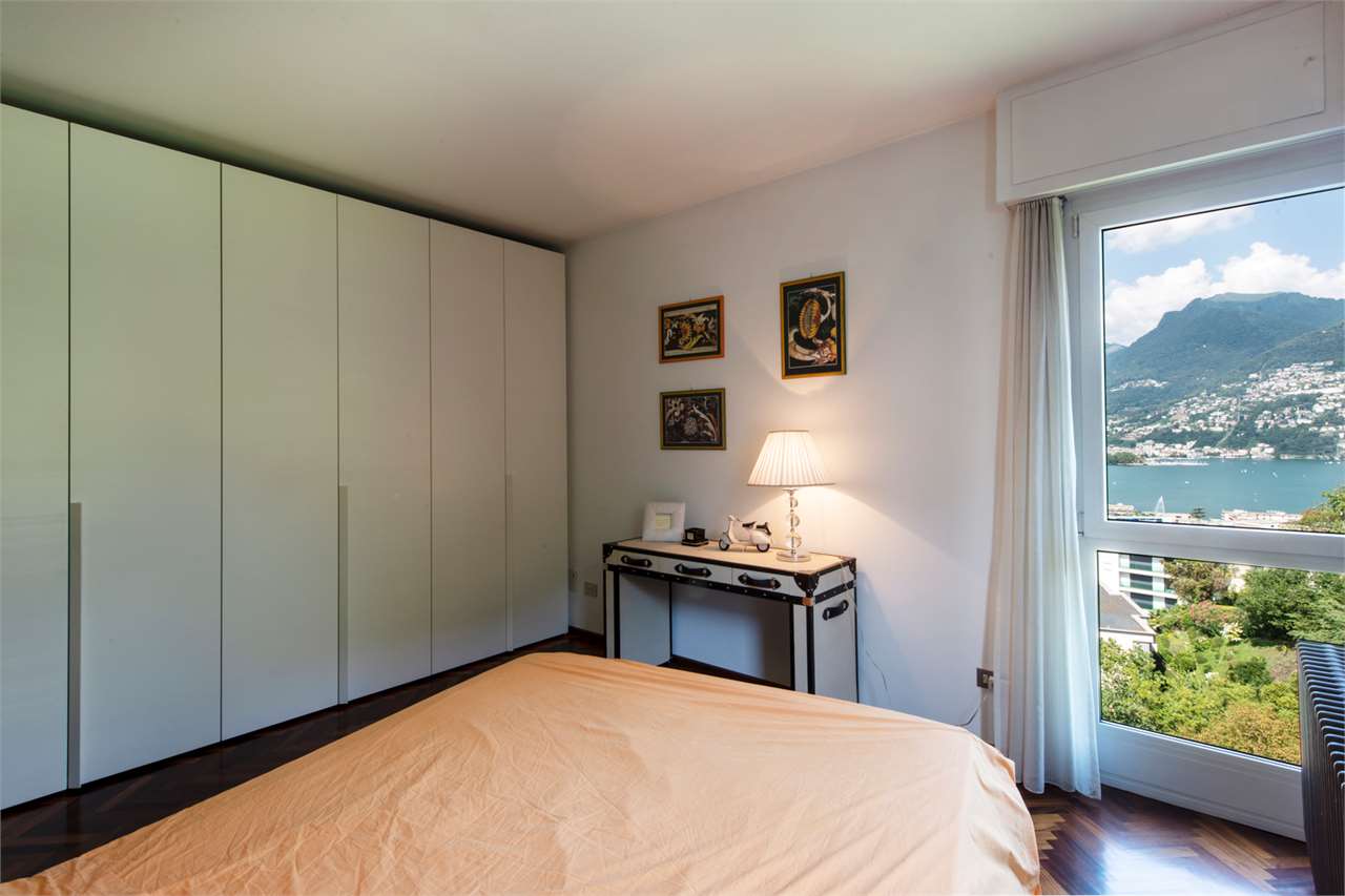 Schlafzimmer mit Seeblick