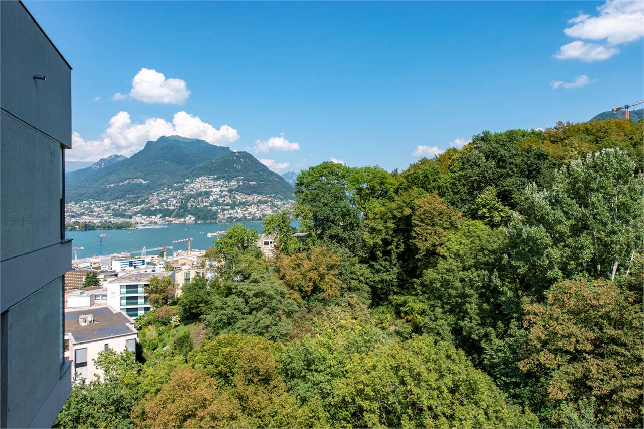 Berg- und Seeblick von einem Gebäude aus