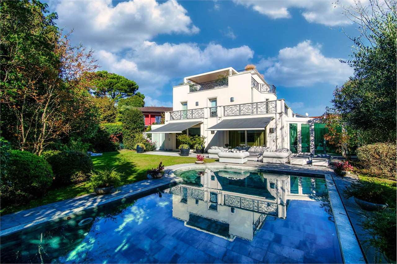 Luxuriöse Villa mit Garten und Pool
