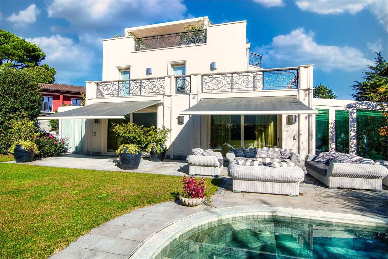 Luxuriöse Villa mit Pool und Dachterrassen