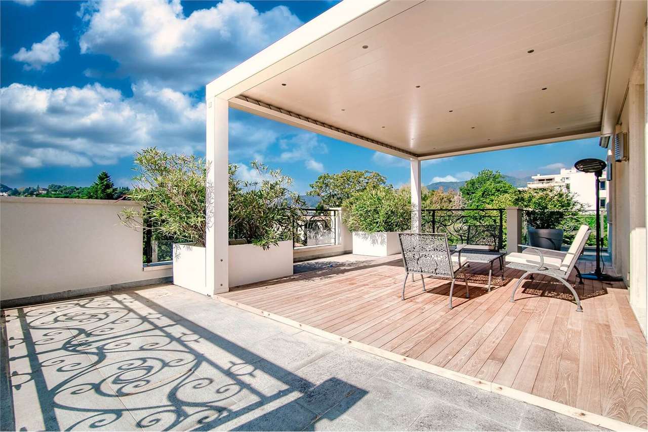 Überdachte Terrasse mit Holzdeck