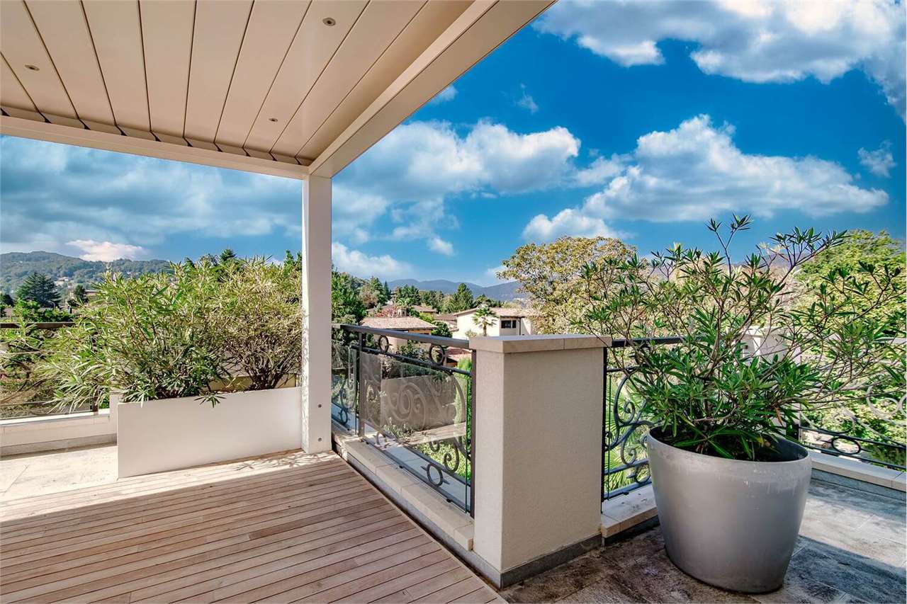 Überdachter Balkon mit Bergblick
