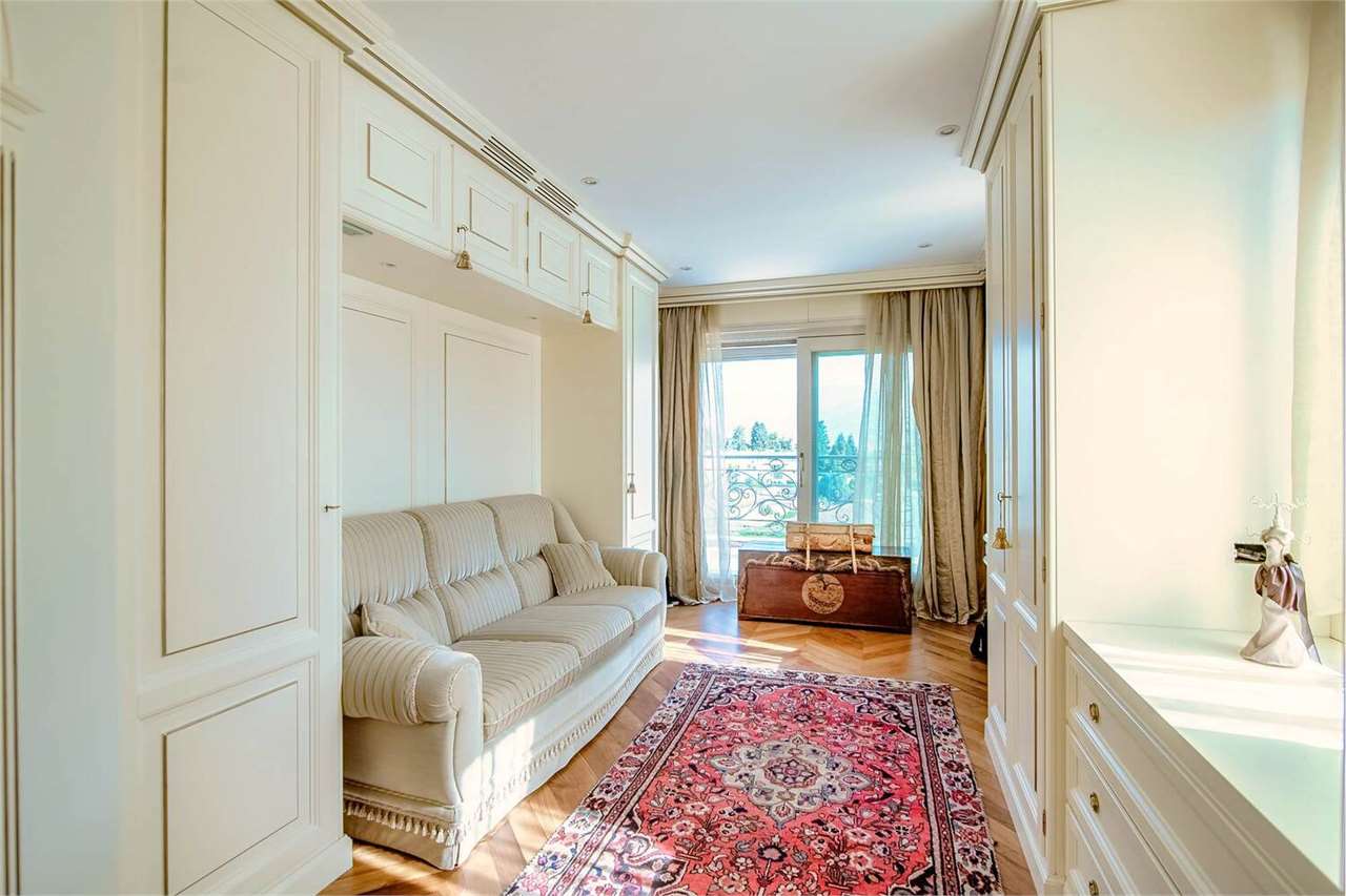 Heller Wohnraum mit Sofa und Balkonblick