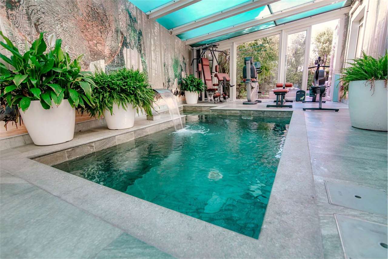 Innenraum mit Pool und Fitnessbereich