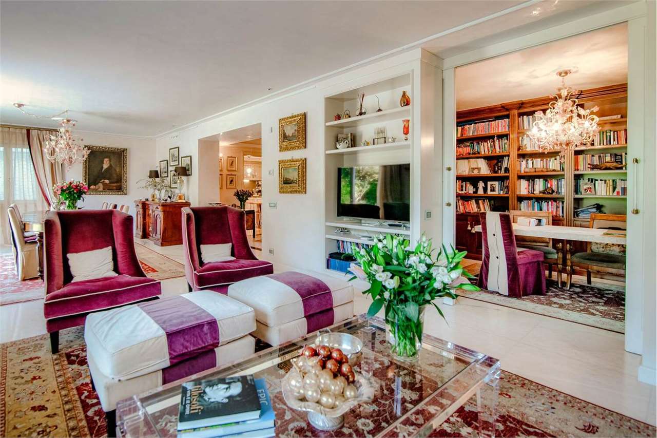 Elegantes Wohnzimmer mit angrenzendem Arbeitszimmer