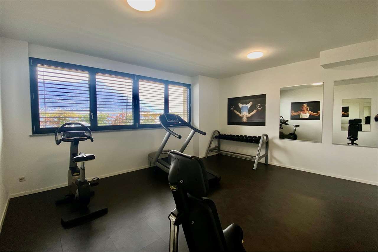 Fitnessraum mit Heimtrainingsgeräten