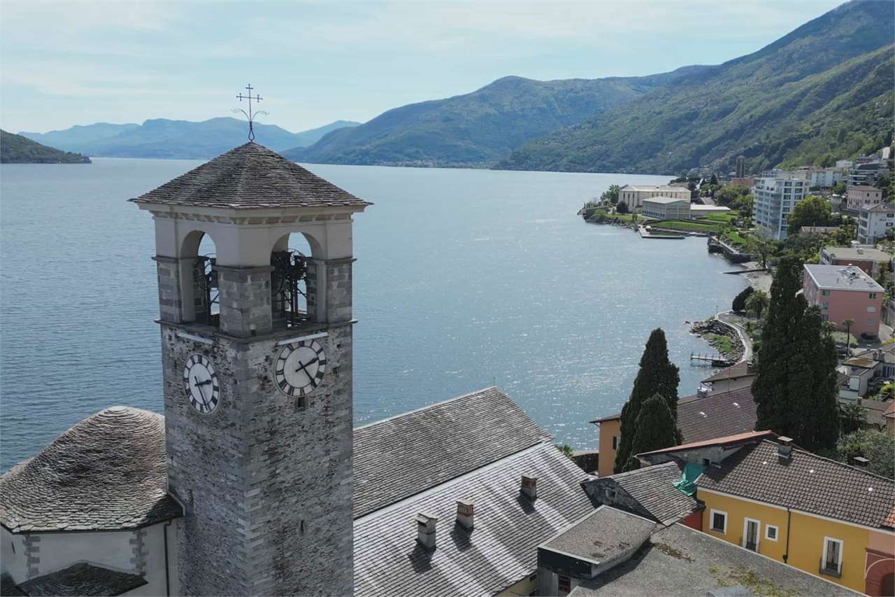 Kirchturm mit Seeblick