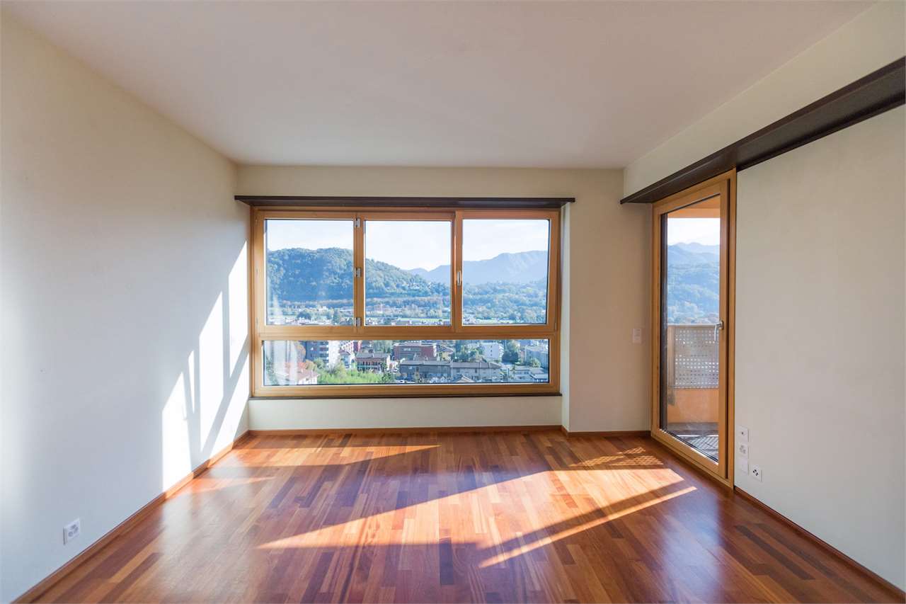 Heller Wohnraum mit Bergblick