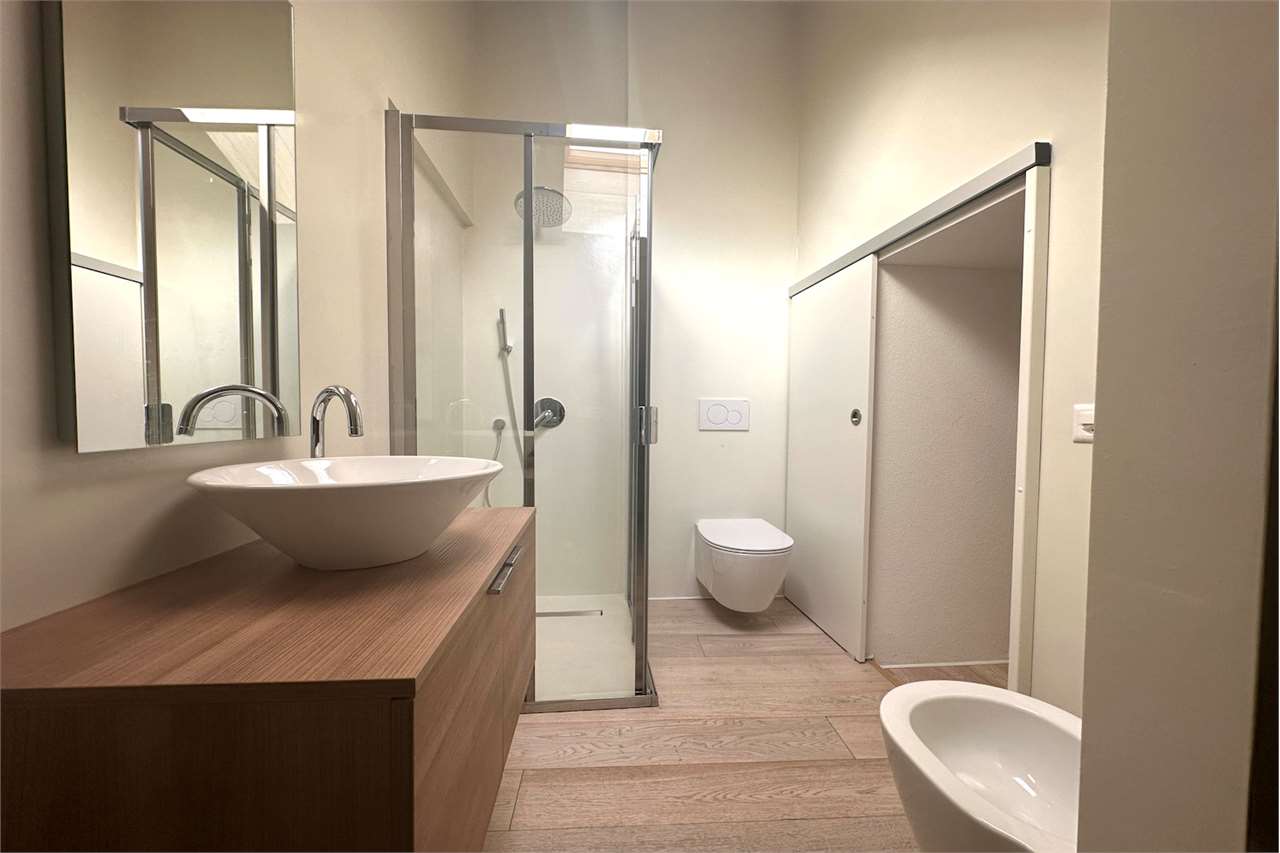 Modernes Badezimmer mit Walk-in-Dusche und Holzoptik