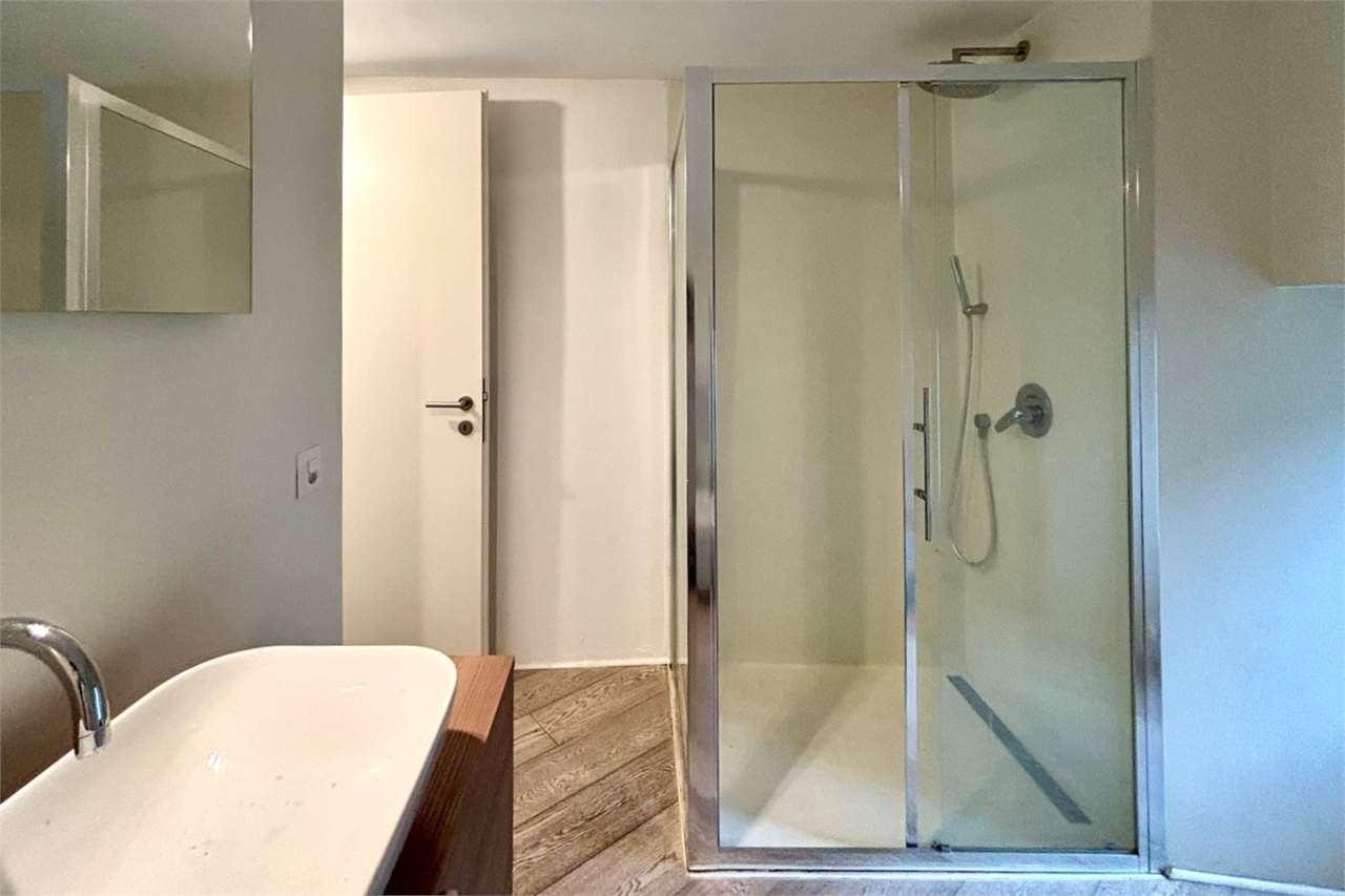 Modernes Badezimmer mit Dusche