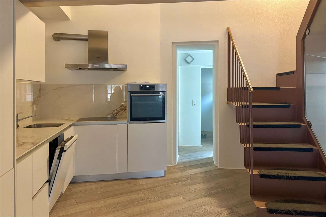 Moderne Küche mit Treppe