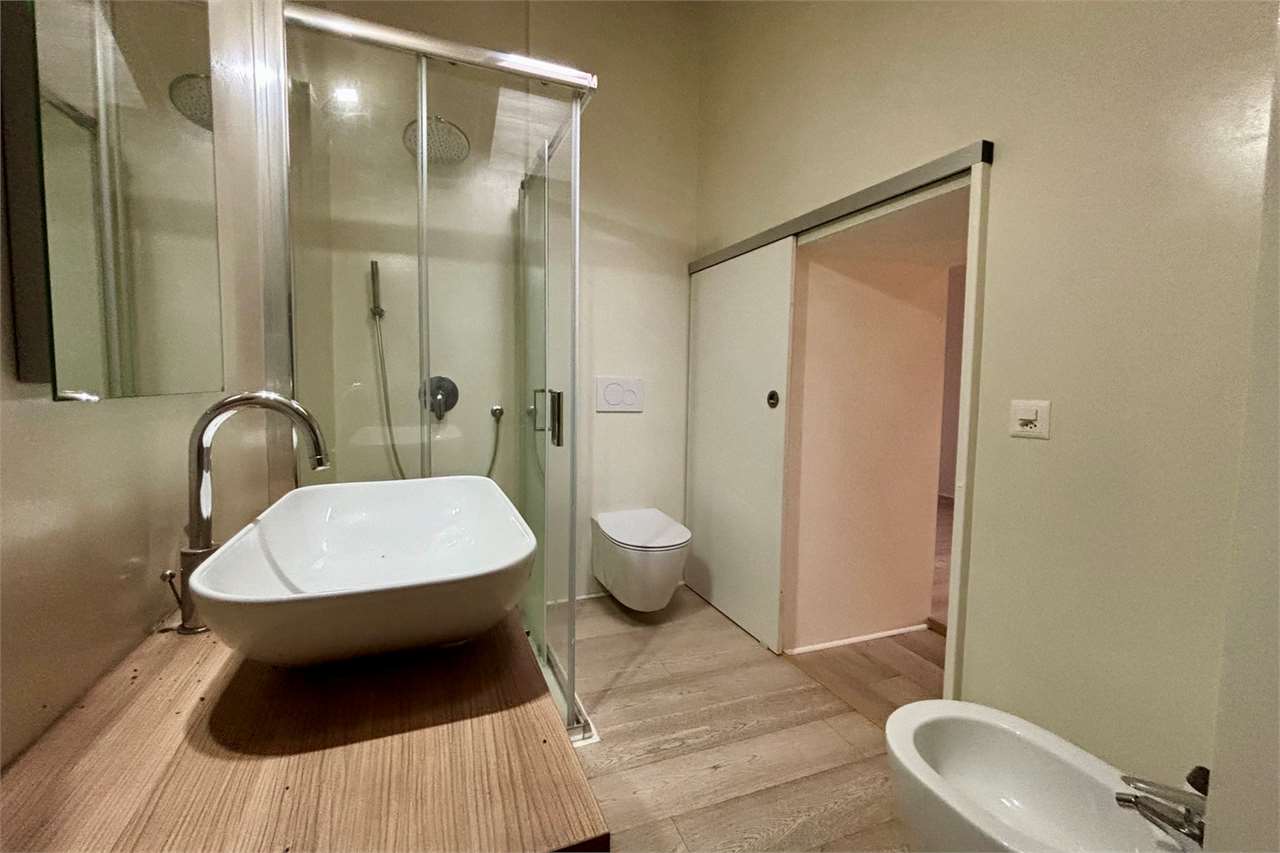 Modernes Badezimmer mit Dusche, Waschtisch und Schiebetür