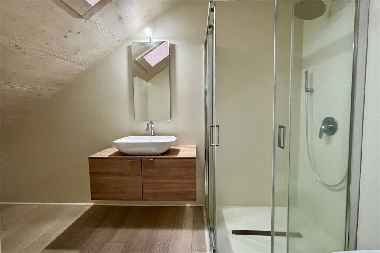 Dachbad mit Waschtisch und Dusche