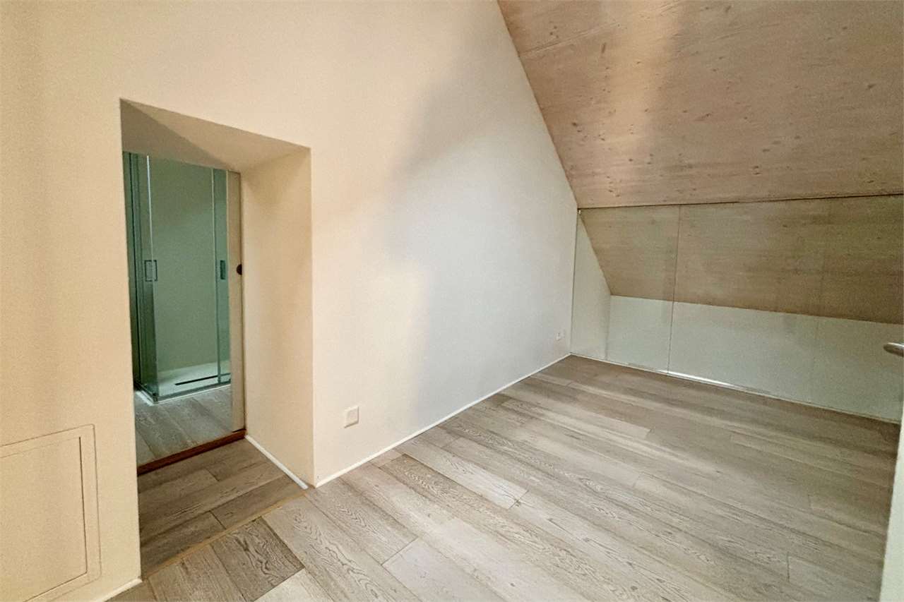 Dachgeschosszimmer mit Holzdecke