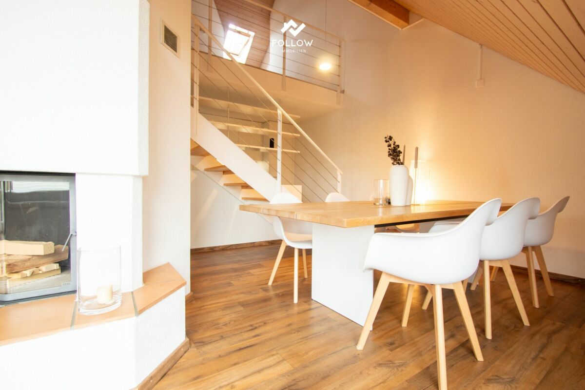 Essbereich mit Treppe und Kamin