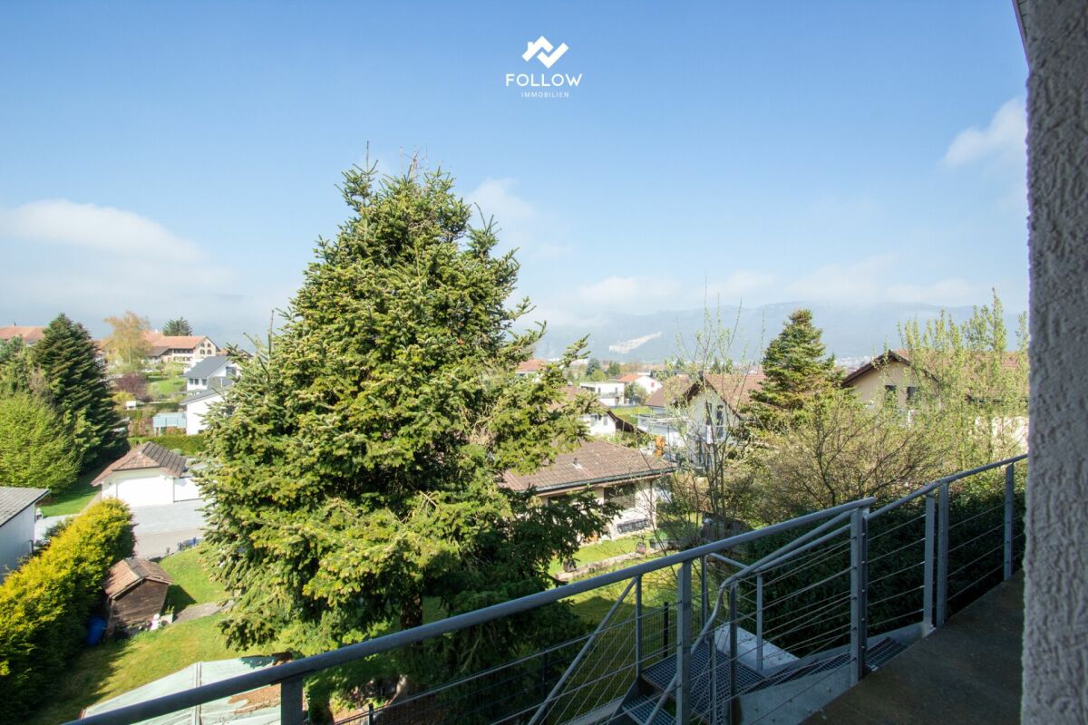 Balkon mit Blick ins grüne Wohnumfeld