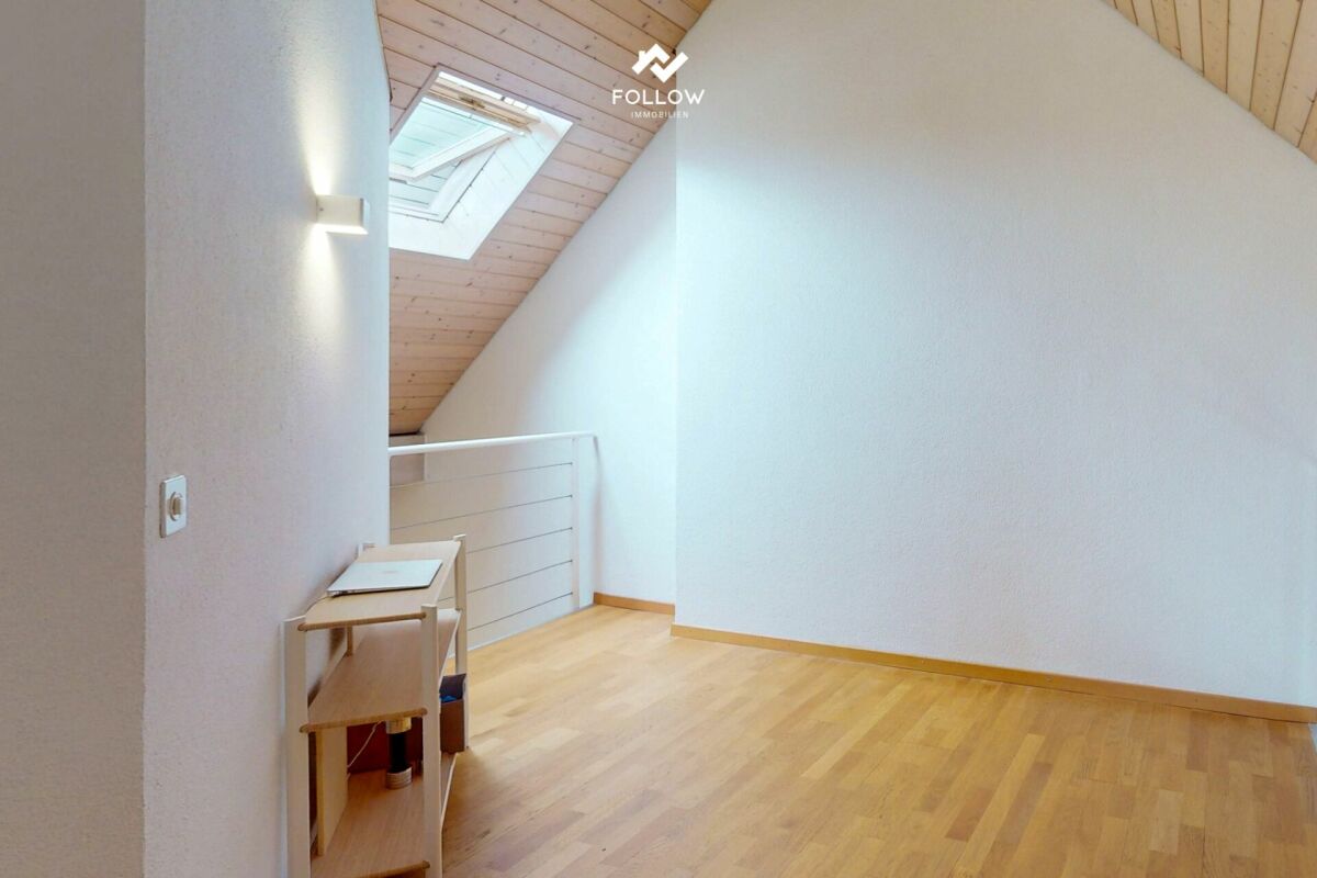 Dachgeschossflur mit Dachfenster