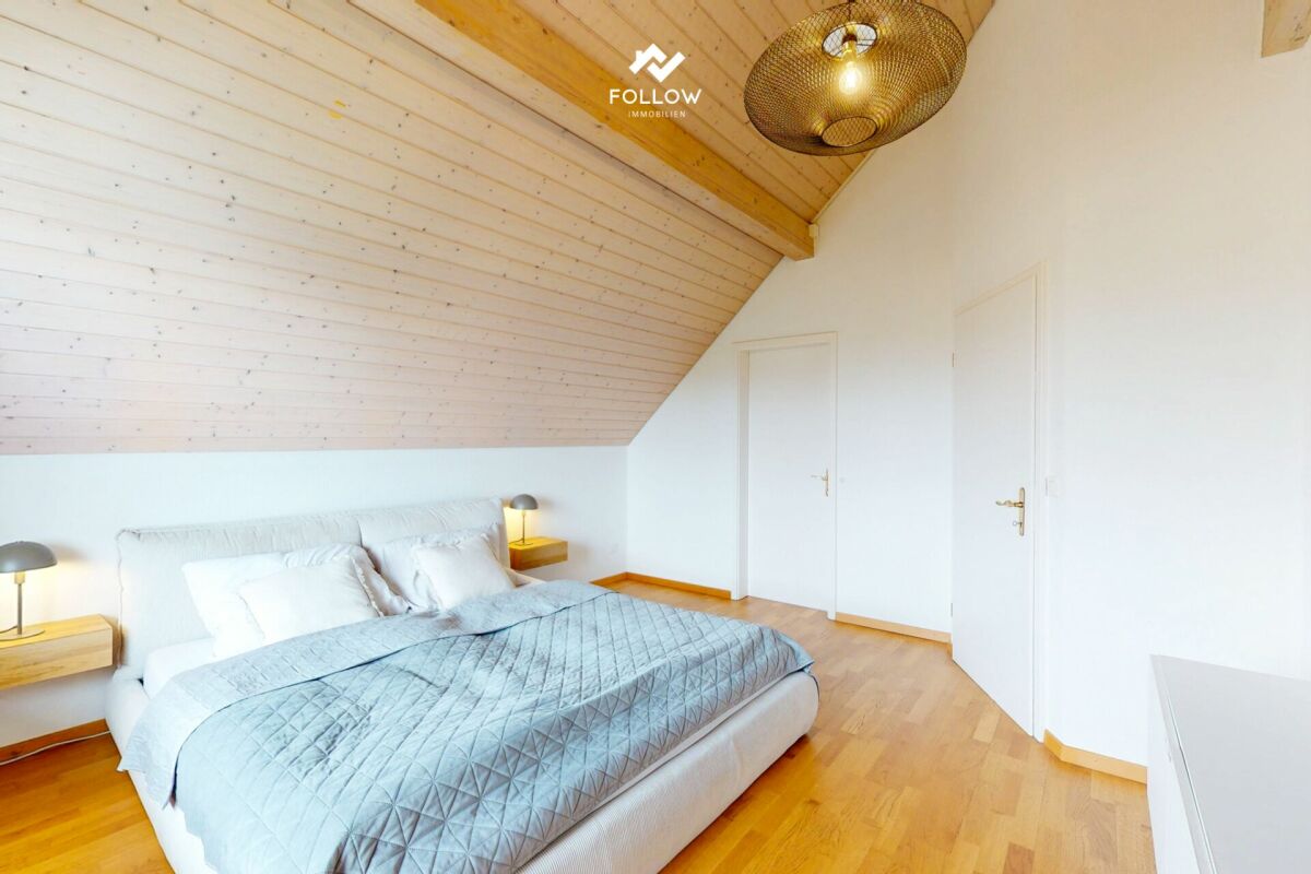 Helles Dachgeschoss-Schlafzimmer