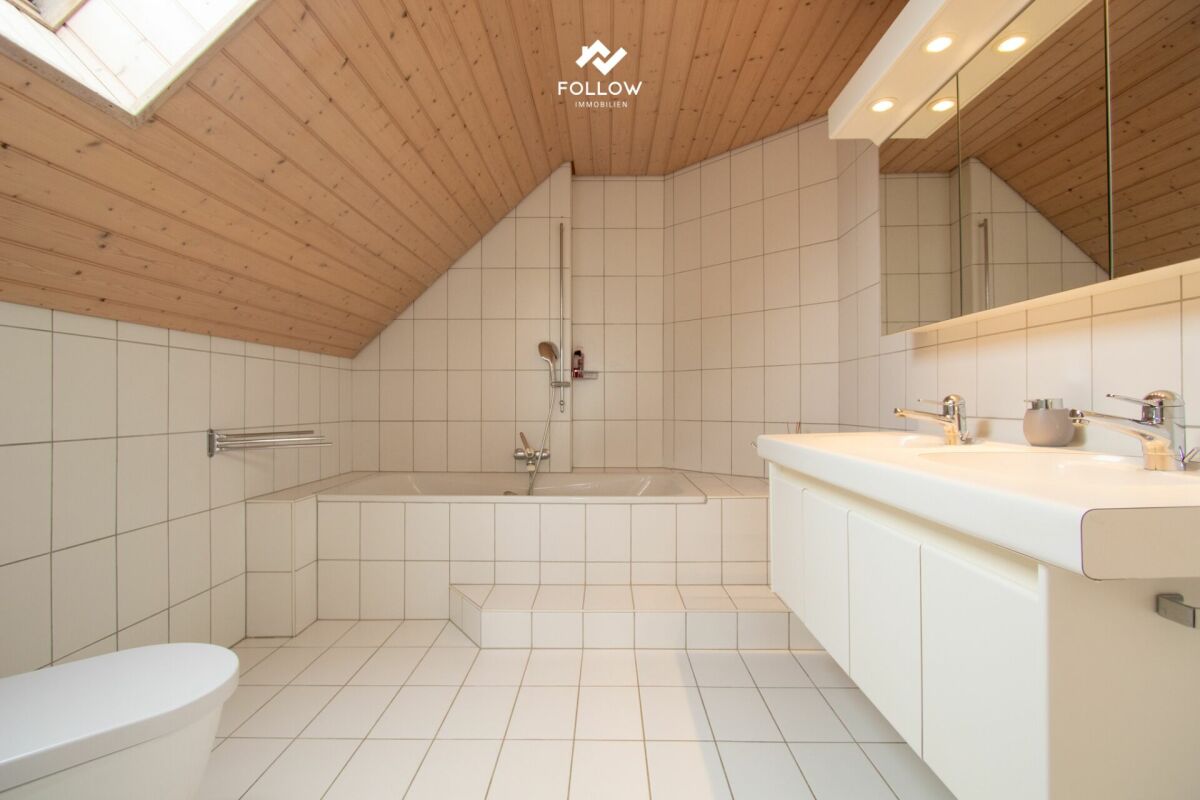 Badezimmer mit Dachschräge und Badewanne