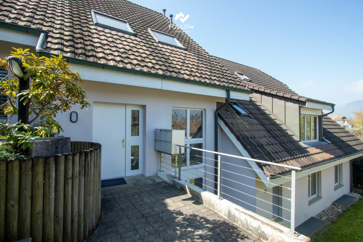 Außenansicht eines Wohnhauses mit Dachterrasse