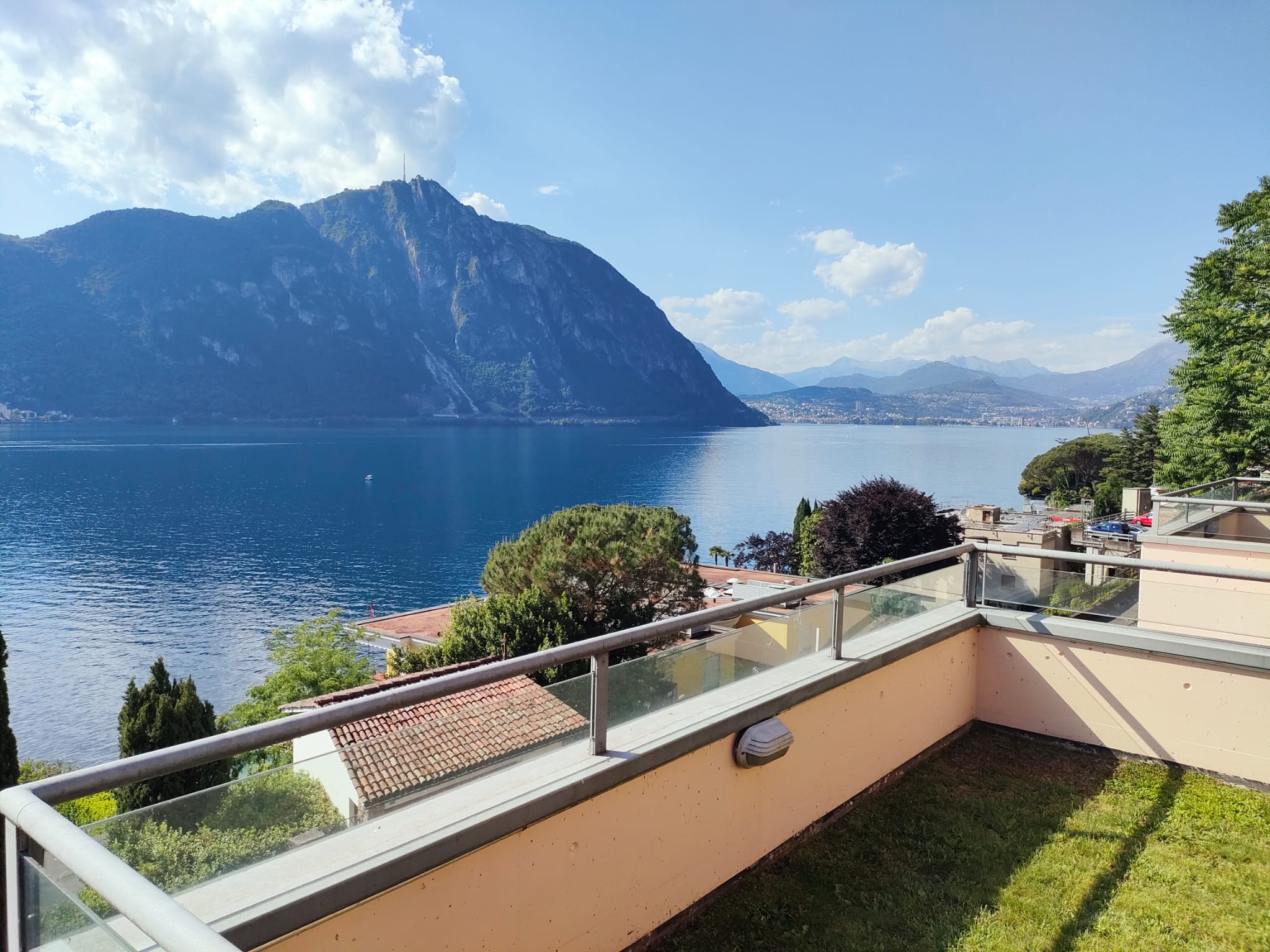 Balkon mit Seeblick und Bergpanorama