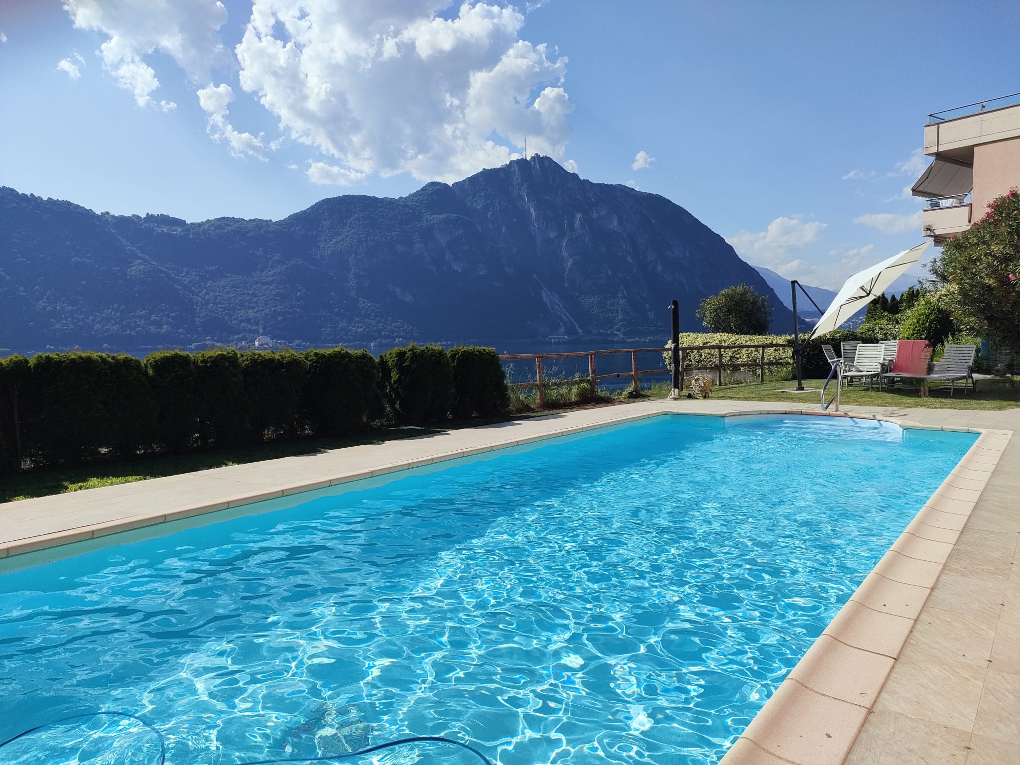 Pool mit Bergblick