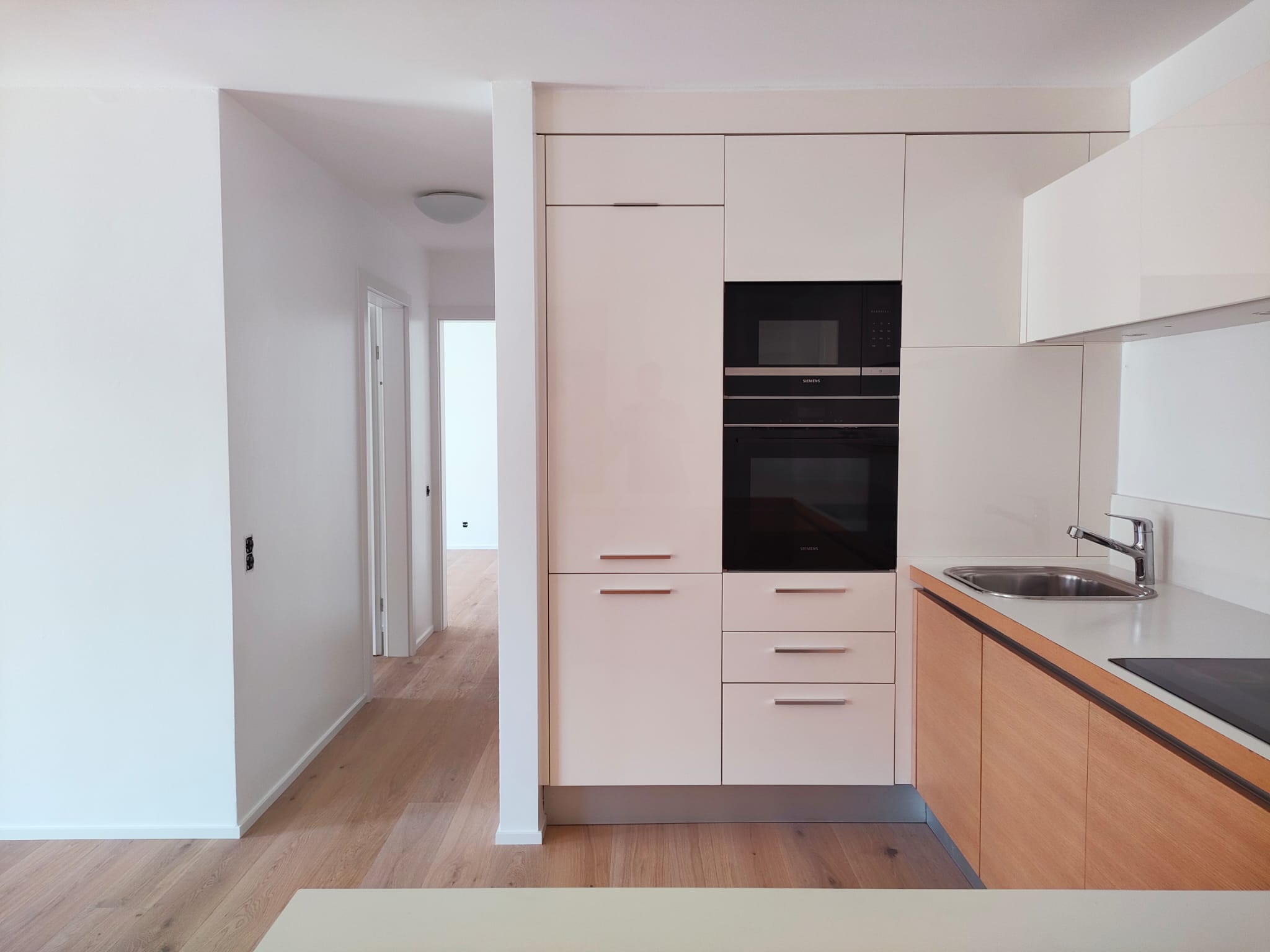 Moderne Einbauküche mit Flurzugang