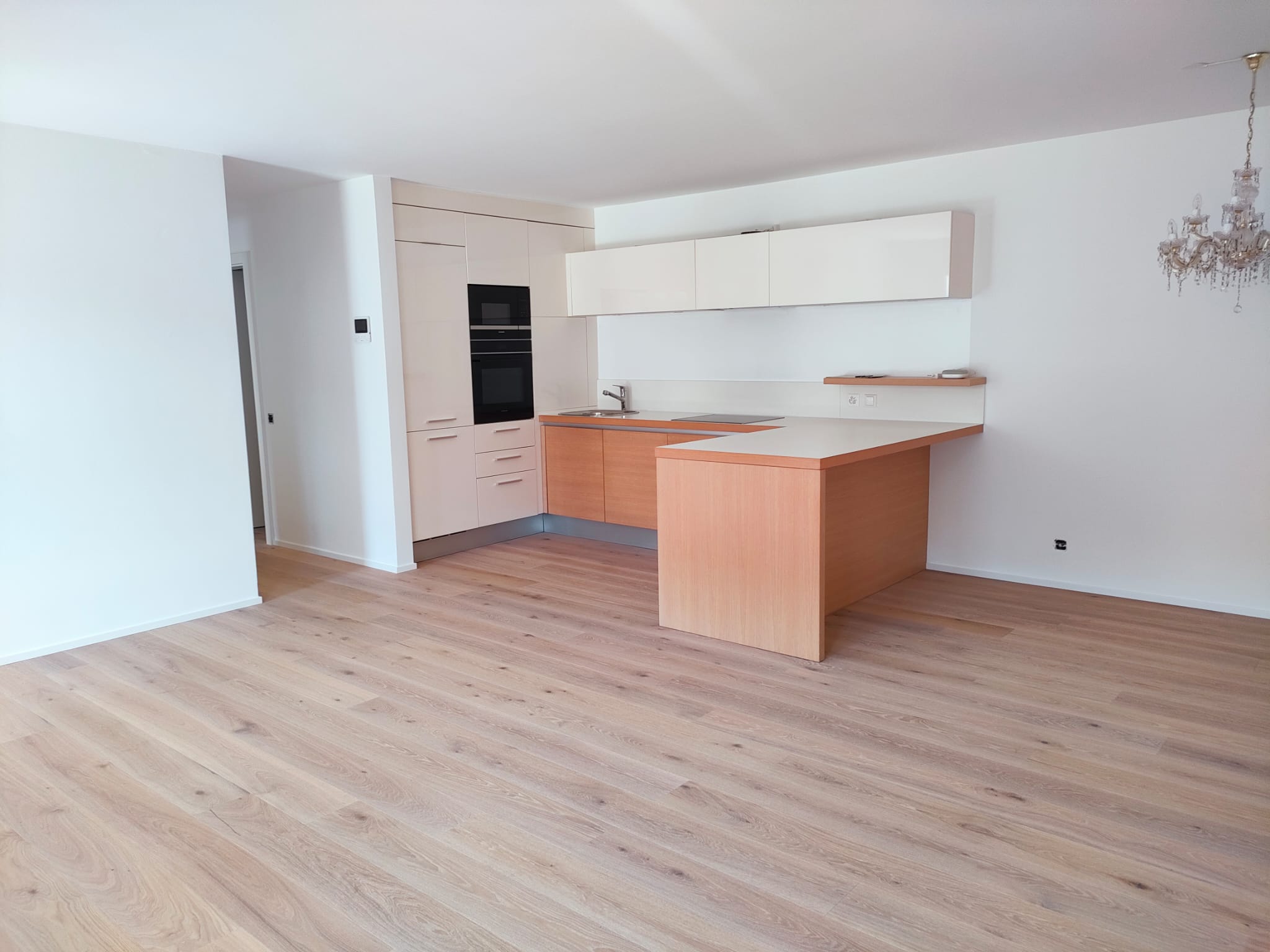 Offene Wohnküche mit heller Holzoptik