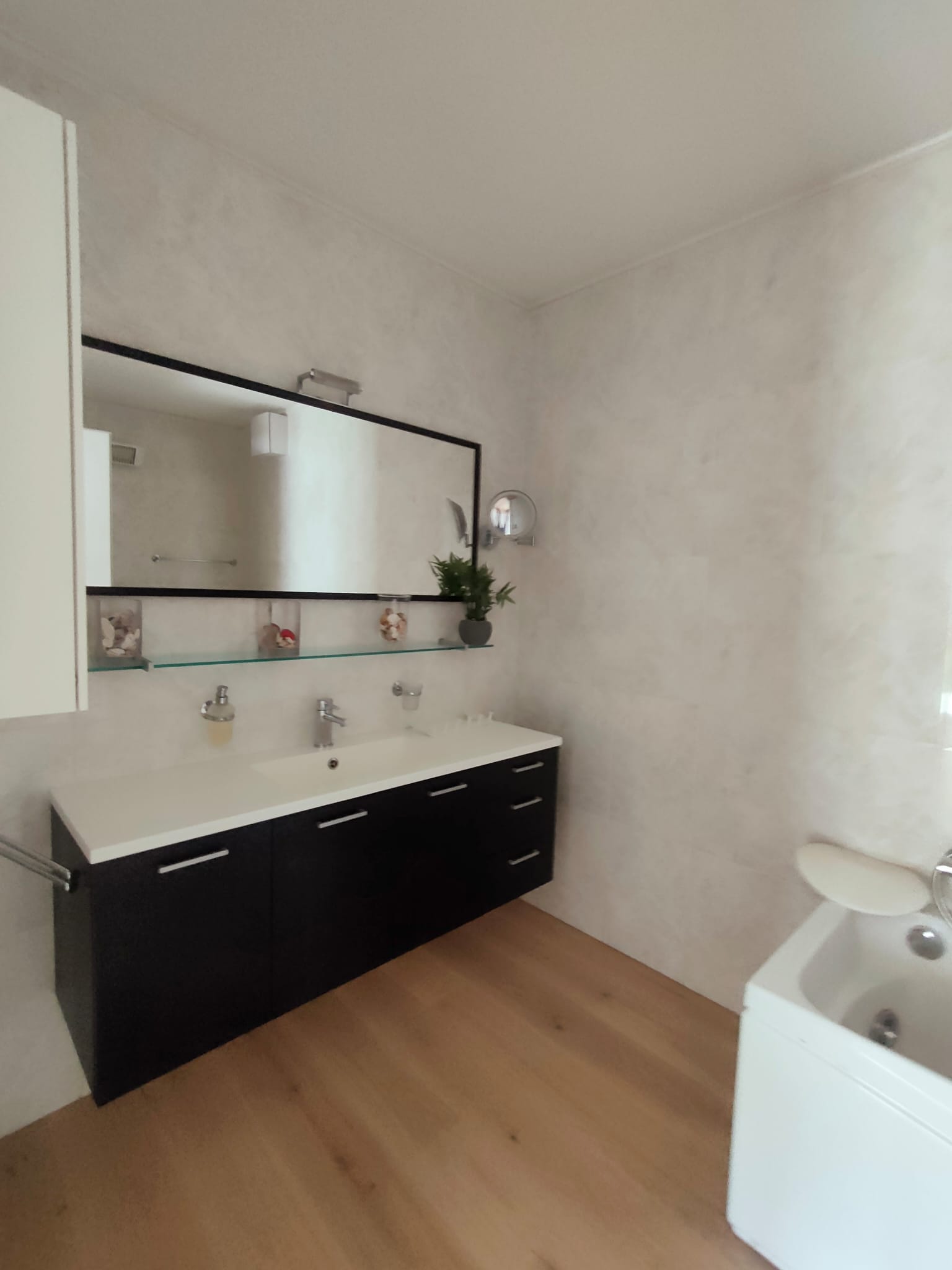 Modernes Badezimmer mit Waschplatz
