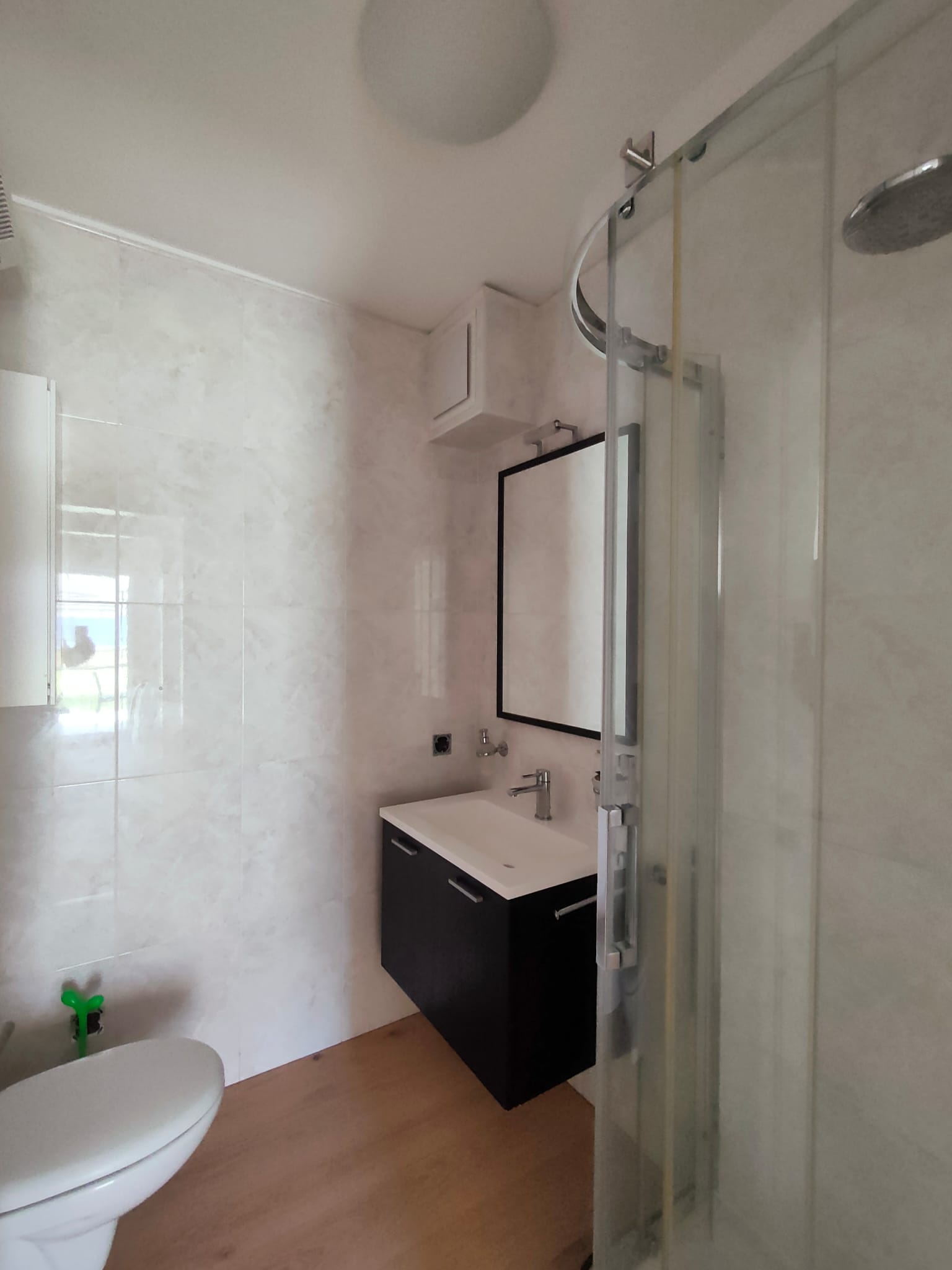 Modernes Badezimmer mit Dusche und Waschtisch