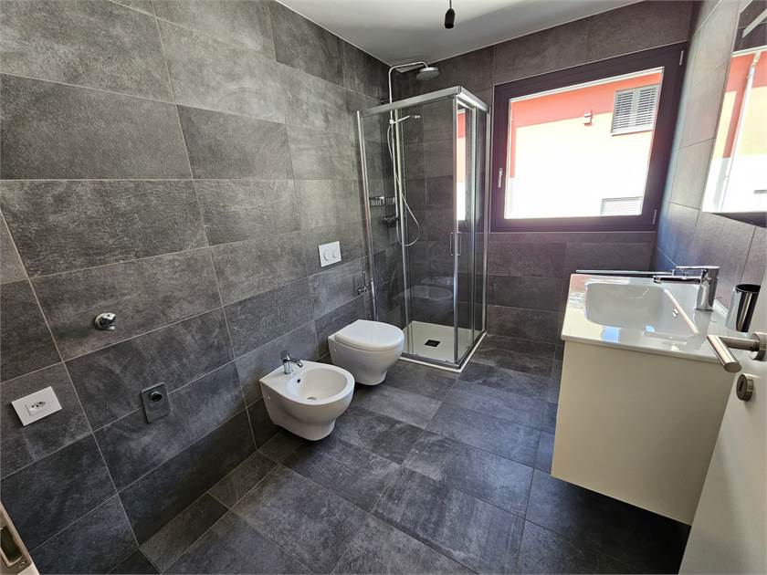 Modernes Badezimmer mit Walk-in-Dusche